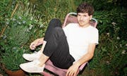 Der Basler Soulsänger James Gruntz hat Tonaufnahmen aus seinem Garten auf seinem neuen Album verewigt. (Bild: PD)