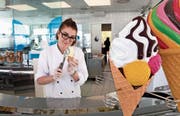 Arianna Casini, Dozentin an der Gelato-Universität, in der universitätseigenen Gelateria. (Bild: David Silverman/Getty (Bologna, 28. März 2017))