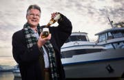 Der Initiant des Bierschiffs, Kurt Petak, macht vor, wie es geht. (Bild: Jakob Ineichen (Zuger Zeitung))