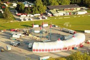 Der Zirkusplatz auf der Allmend (hier baut der Cirus Knie sein Zelt auf) soll vergrössert werden. (Bild: rem)
