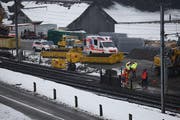Die Baustelle auf der Höhe Röthenstrasse am Montag: Gleich am ersten Arbeitstag gab es einen kleinen Arbeitsunfall. (Bild: Geri Holdener / Bote der Urschweiz)