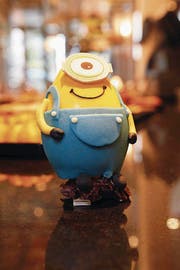 Der Minion-Osterhase in der Konditorei Zumbach in Unterägeri. (Bild: Werner Schelbert (Zuger Zeitung) (Zuger Zeitung))