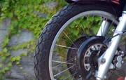 Motorradfahrer wurde schwer verletzt. (Symbolbild Luca Wolf/Neue NZ)