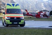 Die Verletzten werden durch den Rettungsdienst ins Spital gebracht. (Bild: Geri Holdener / bote.ch)