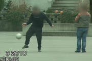 Aufnahmen der Sendung «10 vor 10» vom 3. Juni 2010 zeigen das angeblich stark beeinträchtigte Luchs-Opfer beim Fussballspielen. (Bild: SRF)