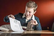 Der 12-jährige Lionel Aregger mit seinen Entwürfen für die diesjährige Ebikoner Fasnachtsplakette. (Bild: Nadia Schärli (Ebikon, 2. Februar 2018))