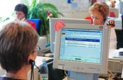 Der 111-Dienst von Swisscom um die Jahrtausendwende. Bild: Regina Kuehne/Keystone (St. Gallen, 17. Mai 2002)