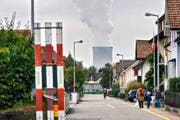 Eine Wohnstrasse in Niedergösgen mit dem Kühlturm des Kernkraftwerks Gösgen im Hintergrund. (Bild: Christian Beutler/Keystone (Niedergösgen, 14. Oktober 2016))