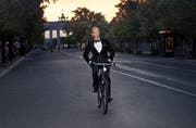 Hier fährt Max Raabe freihändig Velo. Er sagt aber auch: «Seinen wahrhaftigen Charakter lernt man ja erst als Autofahrer im Berufsverkehr kennen.» (Bild: PD / Marcus Höhn)