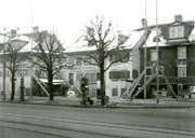 Die damaligen Zapfsäulen vor dem ausgesteckten Bauprojekt: 1934 wurden die bestehenden Häuser abgerissen, es entstand das heutige Gebäude. (Bild: PD)
