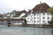 Das Historische Museum Luzern (hinter der Spreuerbrücke, neben dem Naturhistorisches Museum rechts). (Bild: Urs Flüeler/Keystone (Luzern, 25. September 2014))