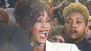 Robyn Crawford (rechts) war über Jahrzehnte stets an der Seite von Whitney Houston (Filmbild). (Bild: Praesens)
