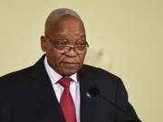 Jacob Zuma, südafrikanischer Sesselkleber im Präsidentenpalast - korrupt wie sein unterdessen ebenfalls tief gefallener Amtskollege Robert Mugabe in Simbabwe -, mochte dem Druck aus der eigenen Partei nicht mehr standhalten. (Bild: KEYSTONE/EPA/STR)