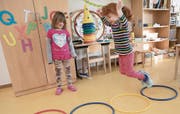 Kinder beim gemeinsamen Spiel in einer Kindertagesstätte. (Bild: Jörg Carstensen/Keystone)