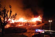 Die Feuerwehr konnte den Vollbrand nicht mehr verhindern. (Bild: Kantonspolizei Schwyz)