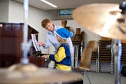 Gestern Nachmittag an der Musikschule Emmen: Hannes Süess beim Klavierunterricht mit seiner Instrumentallehrerin Christine Jakob. (Bild Dominik Wunderli)