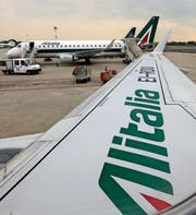 Alitalia-Flugzeuge kurz vor dem Start. Bild: Luca Bruno/AP (Mailand, 7. Mai 2014)