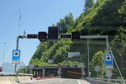 Einfahrt in den Seelisbergtunnel. (Bild: René Meier (Beckenried, 20. Dezember 2016))