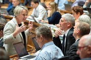 Frauen sind im Parlament immer noch untervertreten. Im Bild: Nationalrätin Elisabeth Schneider-Schneiter (CVP, Baseland, links) diskutiert mit Hansjörg Hassler (BDP, Graubünden) im Nationalratssaal in Bern. (Bild: Keystone/Lukas Lehmann)