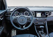 Modernes Infotainment und neueste Sicherheitstechnologien prägen das Innere.