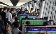 Gamer messen sich im FIFA 2017 auf der PlayStation. (Bild: chg)