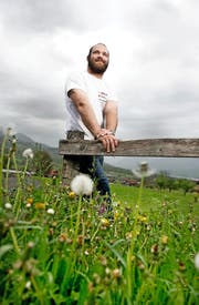 Fühlt sich hier sichtlich wohl: Benji von Ah auf der Wiese vor seinem Elternhaus in Giswil. (Bild Corinne Glanzmann)