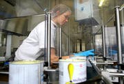 Angestellte bei der Arbeit in der Hochdorf-Produktion. (Archivbild Chris Iseli/Neue LZ)