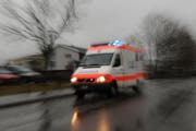 Die Verunfallte wurde mit dem Krankenwagen ins Spital gebracht. (Symbolbild) (Bild: Neue LZ)