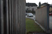 Lärmschutzwände an der Kantonsstrasse von Bertiswil bei Rothenburg. (Bild: Boris Bürgisser / Neue LZ)