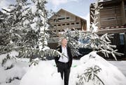 Investor Samih Sawiris vor dem Luxus-Hotel «The Chedi», dem Herzstück des Tourismus-Resorts in Andermatt. (Bild: Manuela Jans / Neue LZ)