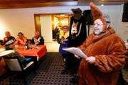 Die «Chüngeler» erzählten von so mancher netten Geschichte, die im vergangenen Jahr im Dorf passierte. (Bild Stefan Kaiser)