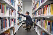 Student Cristian Rohrer auf Büchersuche. (Bild: Boris Bürgisser (Luzern, 13. März 2018))