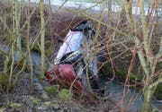 Der Lenker konnte das Unfallauto unverletzt verlassen. (Bild: Luzerner Polizei (Ballwil, 8. März 2018))