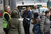 LZ-Chefredaktor Jérôme Martinu (Mitte) verteilt am Bahnhof die «Luzerner Zeitung». (Bild: Sven Gallinelli (Luzern, 24. März 2017))