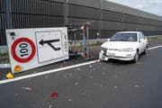 Um eine Kollision zu vermeiden musste der Fahrer dieses Wagens ausweichen und fuhr in der Folge in eine Baustellensignalisation. (Bild: Zuger Polizei)