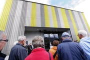 Die Bevölkerung besichtigt den neuen Ökihof. (Bild: Werner Schelbert / Neue ZZ)