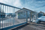 Hier ist die Tochter derzeit im vorzeitigen Strafvollzug: Frauengefängnis Hindelbank. (Bild: Keystone/Marcel Bieri (Hindelbank, 17. Februar 2012))