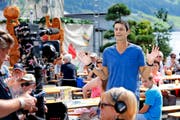 Schon bei der Hauptprobe am Nachmittag voll in seinem Element: Moderator Roman Kilchsperger auf dem Seeplatz in Oberägeri. (Bild: Stefan Kaiser)