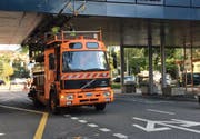 Ein Lastwagen beschädigte auf der Obergrundstrasse die Fahrleitung. (Bild: Charleen Bretteville (Luzern, 26. Juli 2017))