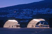 Zwei F/A-18-Kampfflugzeuge der Schweizer Armee stehen in ihren Hangars auf dem Militärflugplatz Sion. (Bild: Keystone/Armee Schweiz)