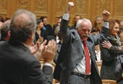 Freude: CSP-Nationalrat Hugo Fasel feiert am 12. Dezember 2007 die Abwahl von Christoph Blocher. (Bild: Lukas Lehmann/Keystone)