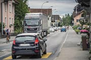 Auf 1,1 Kilometern soll diese Strasse in Schötz verbreitert werden. Auch ein Rad- und Gehweg soll entstehen. (Bild Pius Amrein)