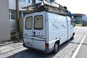 Alles aufwändig gut verschnürt – aber als Gesamtpaket erwies sich der Renault Master samt Ladung als zu schwer. (Bild: PD/Kantonspolizei Nidwalden)