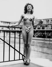 Sie hatte den Mut, den revolutionären Zweiteiler zu präsentieren: Am 5. Juli 1946 stellte die Revue-Tänzerin Micheline Bernardini den Bikini erstmals im Pariser Schwimmbad Molitor vor. (Bild: Keystone)