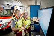 Zwei Rettungsdienstmitarbeiter des Luzerner Kantonsspitals besprechen eine Einsatzroute (gestellte Szene). (Archivbild Pius Amrein)