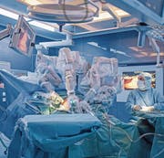 Auch das Kantonsspital Luzern verlässt sich auf Robotik. (Bild: Pius Amrein (Luzern, 1. Dezember 2016))