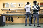Zwei Asylsuchende an einem Waschbecken anlässlich der Einladung zum Tag der offenen Tür im vergangenen März in der Zivilschutzanlage in Dagmersellen, wo Asylsuchende untergebracht sind. (Bild: Keystone)