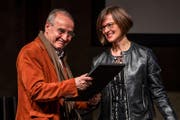 Marianne Schnarwiler, Geschäftsführerin der Albert Köchlin Stiftung, überreicht Erich Langjahr den Ehrenpreis an der Verleihung des Innerschweizer Filmpreises. (Bild: Philipp Schmidli (Luzern, 4.3.2017))