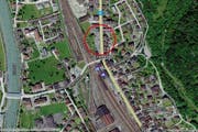 Beim Parkplatz vor dem Gemeindehaus kam es zur Verhaftung, bzw. hier konnte der dritte Mann entkommen. (Bild: search.ch)