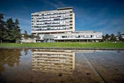 Die Finanzierung der Spitäler in der Zentralschweiz wird von Kanton zu Kanton unterschiedlich geregelt. Im Bild: ein Gebäude des Luzerner Kantonsspitals, Standort Wolhusen. (Bild Pius Amrein)